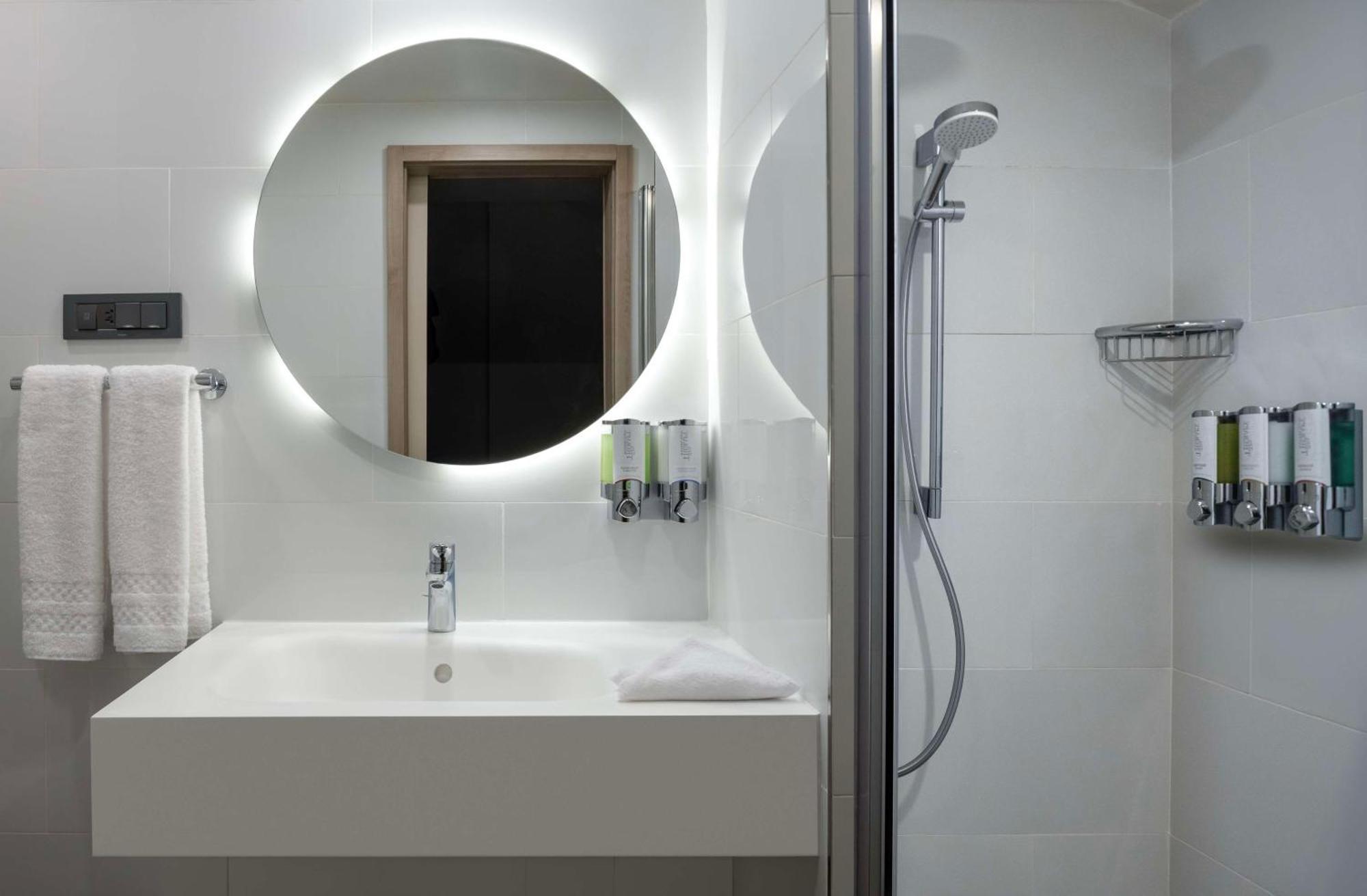 Hampton By Hilton Istanbul Merter Exterior foto